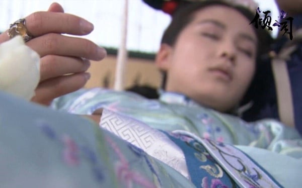 《步步驚心》這部劇的主配角死了個大半。結局中，若曦至死都沒能再見四爺最後一面，兩人帶著誤解和遺憾天人永隔。劇版若曦穿越回現代，回頭去查每個人的結局，結果八爺、九爺都被四爺鬥死了，剩下的十爺和十四爺不是被幽禁就是被貶謫，還有曾經的好姊妹玉壇、綠蕪也早早離世，最終十三爺也病故。