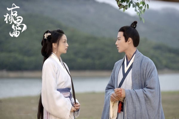 《古相思曲》號稱是甜過《東宮》的「絕世小甜劇」，主演都不是有名演員，是靠著精彩的劇情被許多劇迷推薦，才小有熱度。這是一個帶著濃濃悲劇色彩的故事，兩人的時間錯位，導致你以為你在改變，實際上只是一點點走向悲劇。《古相思曲》是個追完會走不出來的故事，故事的開始也是最後，追完很適合倒回去再重看一次。