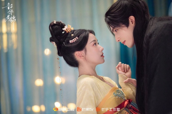 《韶華若錦》劇情調性比較輕鬆，有大家愛看的先婚後愛，宋威龍、包上恩一眾主配角顏值都非常高，這部不只主CP，兩對副CP也收穫不少喜愛，很適合作為下飯劇開追！