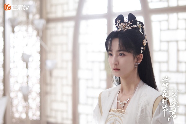 《落花時節又逢君》很可惜，原本是劉學義和袁冰妍繼《琉璃》之後再合作，後來袁冰妍被封殺，找來胡意旋補拍。如今換臉補拍後，劇情口碑不太好，觀眾的吐槽聲浪主要集中在女主角身上。胡意旋的選角被認為不太適合，演員沒有CP火花，播出時被同天開播的《淮水竹亭》壓著打，網播量僅5.77億。