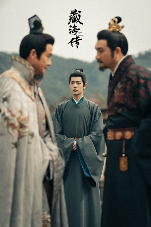 《藏海傳》是部大男主權謀劇，找來《甄嬛傳》鄭曉龍導演指導，這部古裝劇基調挺沉重，男主角藏海一家被滅門，接著他默默佈局，一路調查真相。《藏海傳》不是走爽劇路線，男主角沒有太多金手指，這部劇裡每個人都有自己的心機算計，看這些人互相搏弈、權謀制衡很有意思，故事走向讓人猜不到。
