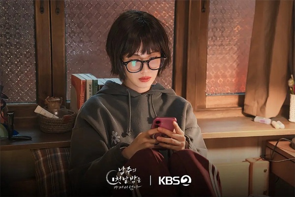 我奪走了公爵的初夜 劇照：徐玄飾演的女大生穿越到小說世界