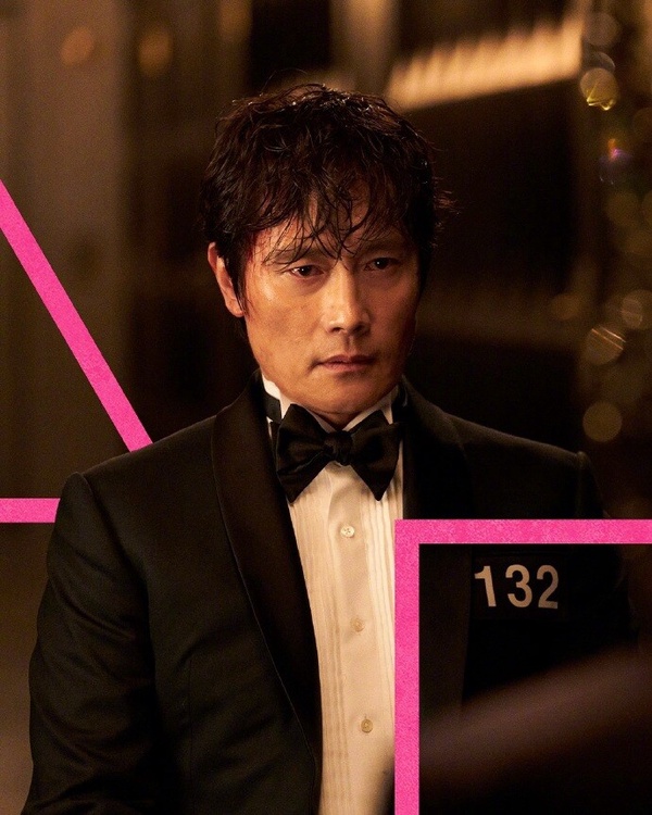 魷魚遊戲3 劇照：李秉憲飾演的神秘面具人。