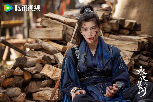 去年熱播的《永夜星河》讓丁禹兮大火，丁禹兮把病嬌腹黑男慕聲演得太好了！像這種偏執病嬌的角色不好演呢！一不小心就容易演得浮誇，但《永夜星河》丁禹兮的演繹獲得高度好評！丁禹兮的眼神戲特別穩，演出了愛人的感覺。而《永夜星河》之後，丁禹兮今年又客串《淮水竹亭》，演技依然獲讚！
