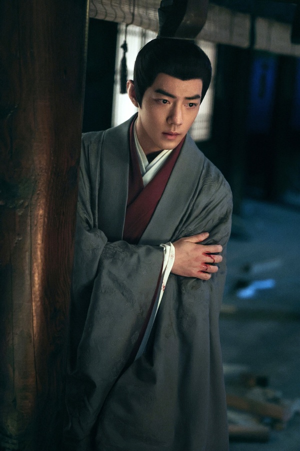 「流量明星」往往給人爛演技的刻板印象，但肖戰其實演技不錯，當初《陳情令》就讓大家很驚豔。從前期的瀟灑可愛小屁孩，到後期黑化的瘋批魔王，肖戰眼神轉變讓人看得起雞皮疙瘩。而最近熱播的《藏海傳》，肖戰飾演的藏海又是一個美強慘！