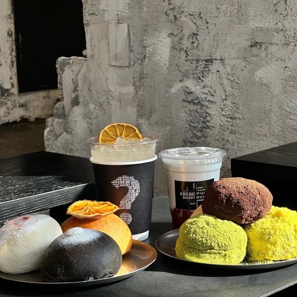 濟州島排隊美食！ABEBE bakery 奶油包，鬆軟麵包搭配爆漿奶油餡，多種口味，讓人一吃就愛上。