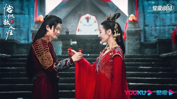 迪麗熱巴在《與君初相識・恰似故人歸》中，美麗的婚服造型。