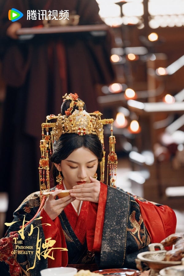 劉宇寧、宋祖兒在古裝劇《折腰》中，身穿黑紅婚服的大婚劇照