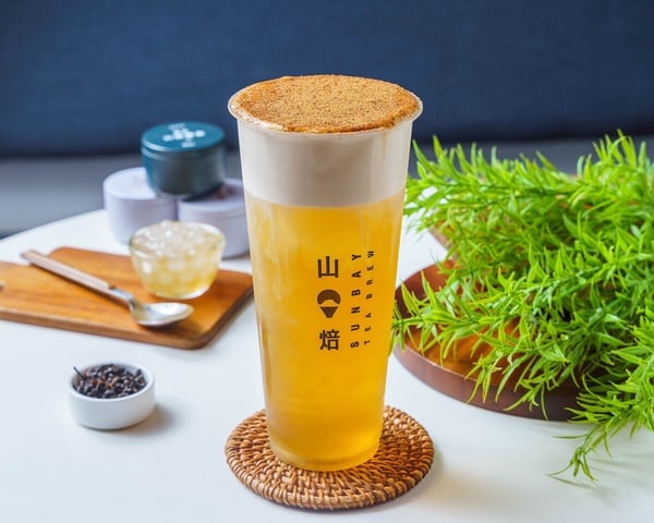 山焙金烏黑奶蓋，金烏厚茶搭配特製黑奶蓋，甜鹹風味交織，濃郁茶香令人難忘