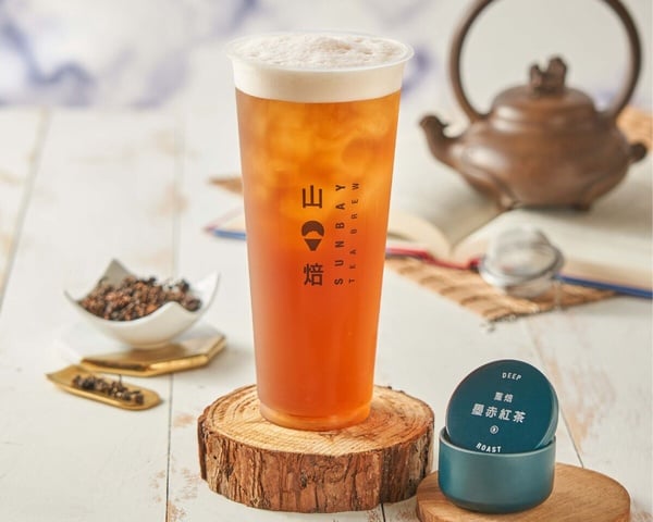 山焙墨赤紅茶，選用南投杉林溪紅茶，深焙帶出濃郁茶香，感受紅茶的醇厚魅力