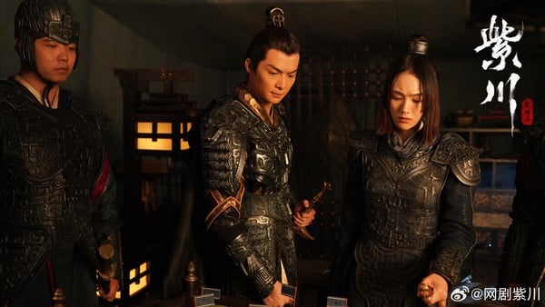 隨著《折腰》爆火，劉宇寧先前主演的《紫川》下半部《紫川之光明王》也默默開播了，這是一部古裝玄幻劇，原著是經典男頻小說，號稱是能和《慶餘年》比肩的大IP。小說是融合了西方框架的古裝故事，結合家族戰爭、玄幻、權謀和喜劇等元素。