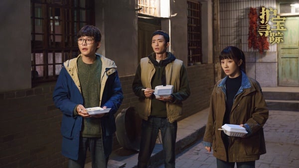 《護寶尋蹤》是一部在講考古和盜墓的冒險劇，講述考古系研究生方堃，在協助追索海外流失文物時，發現白鹿原尹村的一處墓穴可能是不為人知的高等級帝陵。尹村未知墓穴引發考古界關注，也引起犯罪分子的覬覦，幾位主角與文物犯罪團夥鬥智鬥勇。