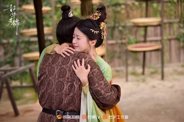 《韶華若錦》和肖戰《藏海傳》、劉宇寧《折腰》同期熱播，熱度是三部古裝劇最低的，男女主角收視號召力不足，不過《韶華若錦》劇情其實還可以。這是一部很輕鬆的古裝小甜劇，有大家愛看的先婚後愛，而且主配角全員帥哥美女！不只宋威龍、包上恩這對主CP，兩對副CP也都是高顏值，不在乎邏輯的話，可以一看，很甜！