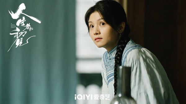 隨著《折腰》、《無憂渡》等積壓劇輪番上檔，李現被積壓許久的《人生若如初見》終於也播了，這部劇實在太一波三折了！《人生若如初見》原本是2021年的重點大劇之一，該劇的導演王偉曾執導過高評劇《隱秘而偉大》，功力很足。然而《人生若如初見》當初上檔又臨時撤檔，直到最近才又重新上線。