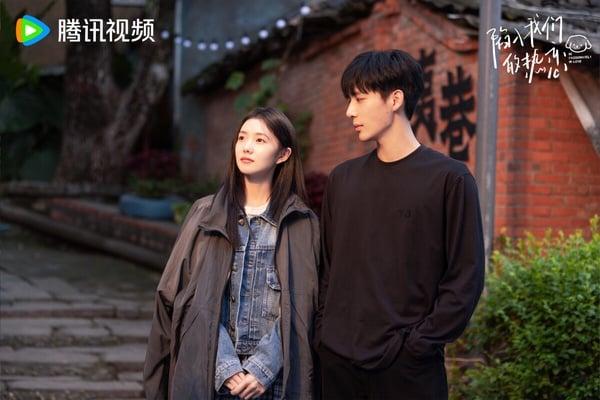 《陷入我們的熱戀》改編自耳東兔子的同名小說，原著人氣相當高，是不亞於《難哄》、《偷偷藏不住》的甜寵大IP呢！拍成劇版卻被搞砸了。網友都在吐槽劇情空洞無聊，台詞尷尬。劉浩存、王安宇外型很搭，在劇裡卻毫無CP感。