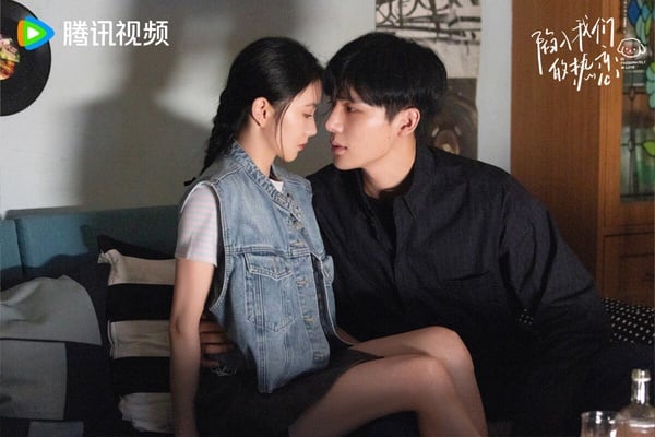 《陷入我們的熱戀》改編自耳東兔子的同名小說，原著人氣相當高，是不亞於《難哄》、《偷偷藏不住》的甜寵大IP呢！拍成劇版卻被搞砸了。網友都在吐槽劇情空洞無聊，台詞尷尬。劉浩存、王安宇外型很搭，在劇裡卻毫無CP感。