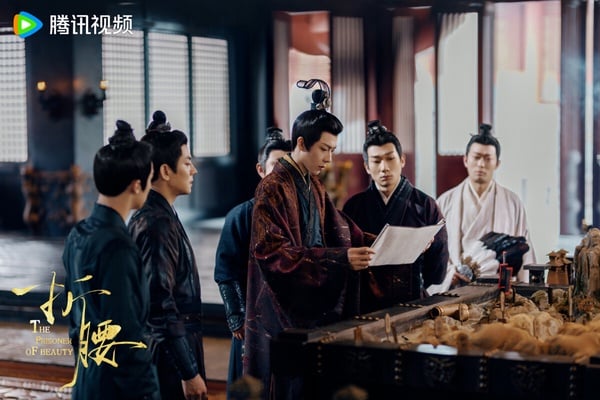 《折腰》是最近高話題的古裝愛情劇，這部劇的設定很帶感，一代梟雄帶著恨意，與仇家之女結婚，後來先婚後愛。《折腰》設定很有亮點，前期男主對女主愛搭不理，後期各種寵妻，找劉宇寧、宋祖兒來演，選角挺對味。《折腰》節奏也很流暢，沒有太多冗長注水的情節，一追就讓人欲罷不能。