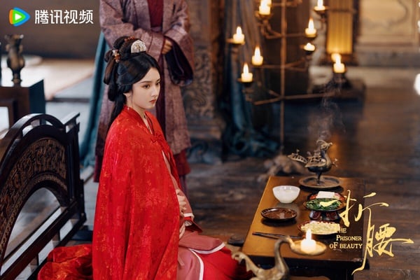 《折腰》是最近高話題的古裝愛情劇，這部劇的設定很帶感，一代梟雄帶著恨意，與仇家之女結婚，後來先婚後愛。《折腰》設定很有亮點，前期男主對女主愛搭不理，後期各種寵妻，找劉宇寧、宋祖兒來演，選角挺對味。《折腰》節奏也很流暢，沒有太多冗長注水的情節，一追就讓人欲罷不能。