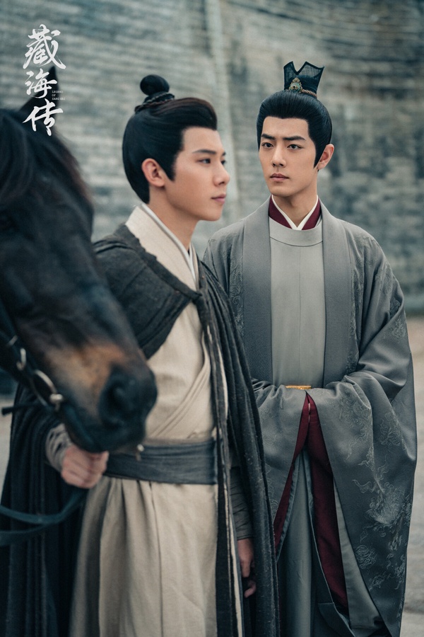 相較《折腰》主打愛情戲，肖戰這部《藏海傳》主打大男主權謀，男主角藏海被滅門後，決心復仇。這部劇每個人都有800個心眼，看肖戰一次次遇到危機，又成功化解，劇情很痛快，節奏也不拖沓。《藏海傳》也因為頂流男星肖戰的關係，一開播就話題十足。肖戰的古裝依然帥！