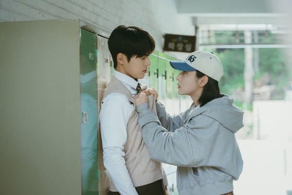  tvN 青春成長韓劇《閃亮的西瓜》劇照，厲雲和崔顯旭主演