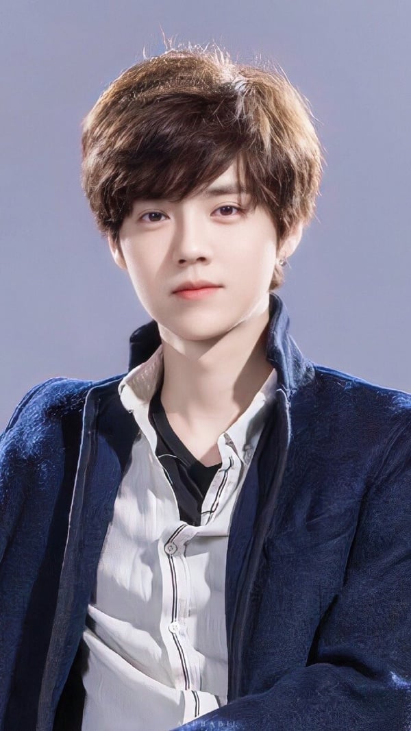 鹿晗、楊洋、吳亦凡和李易峰幾人當初是初代「四大頂流」，當年鹿晗退出EXO，夾帶高人氣回中國發展，那幾年鹿晗可以說是影視、綜藝全方面開花。鹿晗巔峰時期的顏值確實非常高！