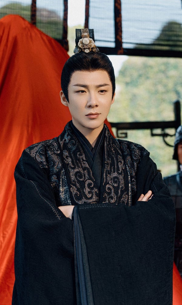 最近劉宇寧以《折腰》人氣爆漲，他在劇中演活了霸氣的巍國家主魏劭，讓許多劇迷都淪陷在他的魅力之中。不過劉宇寧的古裝扮相評價一直很兩極，在90生顏值票選的榜單中，劉宇寧也沒有進榜前十。90後的帥氣的男演員真的太多了，競爭激烈啊！不過劉宇寧還是最近聲勢很旺的男星，因著《折腰》的成功，劉宇寧後續的《書卷一夢》也期待度上升。