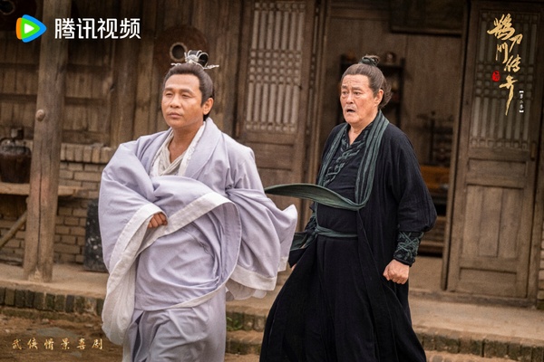 《鵲刀門傳奇》題材很特別，不是古偶愛情劇，而是武俠情景喜劇，由喜劇小品大師趙本山，還有宋小寶、宋曉峰等演員主演。劇情情節簡單，但環環相扣不拖拉，搞笑中還帶著一點諷刺意味。《鵲刀門傳奇》兩季在豆瓣都擁有8.2的高分，劇本很紮實。