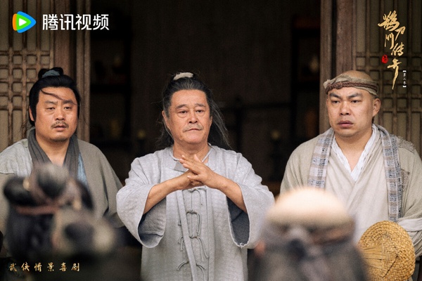 《鵲刀門傳奇》題材很特別，不是古偶愛情劇，而是武俠情景喜劇，由喜劇小品大師趙本山，還有宋小寶、宋曉峰等演員主演。劇情情節簡單，但環環相扣不拖拉，搞笑中還帶著一點諷刺意味。《鵲刀門傳奇》兩季在豆瓣都擁有8.2的高分，劇本很紮實。