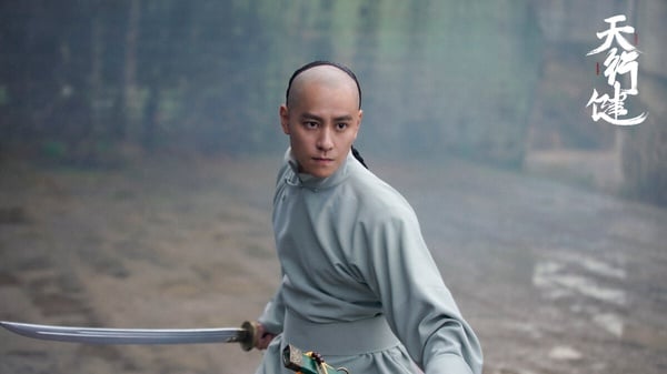 《天行健》熱度非常非常低迷，但追過的觀眾都說好看！為古裝尋寶題材，講述晚清末年，社會動盪，深宮中一份藏寶圖失竊。為了爭奪寶藏，各方勢力蠢蠢欲動。而曾經的御前帶刀侍衛門三刀、融天嶺掌門人卓不凡，以及為了追兇手的捕快王地保，三人因為各自的原因，踏足十里洋場，卻不知道，他們已經被捲入一場恢弘的歷史浪潮......