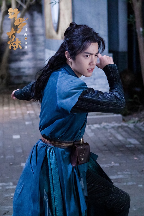 肖戰主演的《斗羅大陸》改編自唐家三少同名小說，因為之前有不少改編失敗的大男主劇的案例，所以播出前許多網友都滿擔心的，沒想到卻意外好看，肖戰角色塑造有魅力，演技在線，原著粉都覺得肖戰和小說中的形象太符合了！