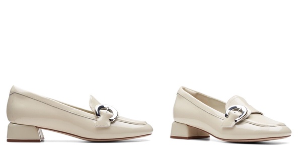 Clarks Daiss30 Trim 優雅圓頭金屬 C 飾扣柔軟漆皮低跟鞋，米白色，柔軟氣墊鞋墊，舒適耐走，適合長時間穿著，是好穿的低跟面試鞋。(2025好穿耐走面試鞋)