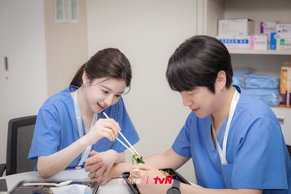 近期Netflix台灣「人氣排行」TOP10！《韶華若錦》第6，《折腰》第2，冠軍評價兩極！
