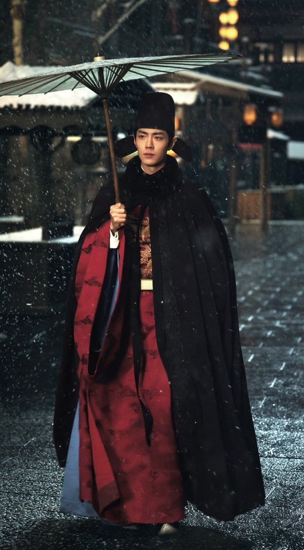 肖戰主演的《藏海傳》是2025的古裝大劇之一，這部劇找來《甄嬛傳》導演鄭曉龍指導，服裝、打光、運鏡都是最頂級配置。《藏海傳》劇中，肖戰飾演被滅門的男主藏海，多年來隱姓埋名，籌畫復仇大計，後來也一步步躍升為朝廷重臣。