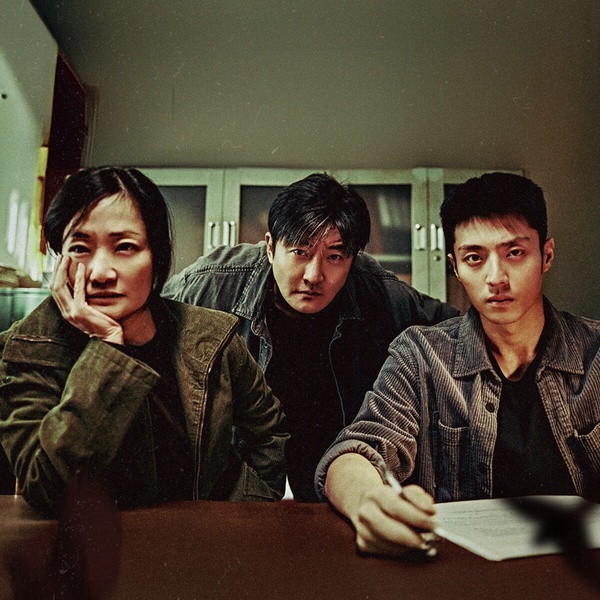 郭京飛和秦嵐主演的懸疑劇《黃雀》豆瓣衝出7.0高分，這部劇講的是鐵路警察與火車扒手的鬥智鬥勇，一趟南下的列車，將北地的員警郭鵬飛帶入暗潮湧動的反扒征途。在與盜賊的數次交手中，郭鵬飛結識了高冷醫生黎小蓮，究竟誰是敵誰是友？