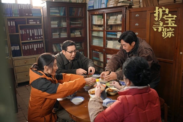 《護寶尋蹤》是一部在講考古和盜墓的冒險劇，講述考古系研究生方堃，在協助追索海外流失文物時，發現白鹿原尹村的一處墓穴可能是不為人知的高等級帝陵。尹村未知墓穴引發考古界關注，也引起犯罪分子的覬覦，幾位主角與文物犯罪團伙鬥智鬥勇。