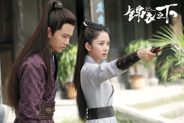 《錦衣之下》會深受觀眾喜愛的原因，其實是因為任嘉倫、譚松韻的演技與CP感，兩人超強的火花撐起了整部劇，不然仔細看的話，《錦衣之下》因為是小成本製作，所以場面、服化及特效其實都蠻陽春的。
