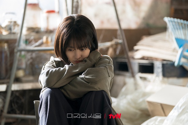 從《未知的首爾》看「東亞小孩特質」：壓抑情緒、討好人格，稍微放鬆就感到羞愧！