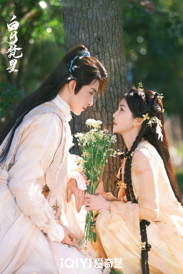 白鹿近年推出的《以愛為營》、《寧安如夢》和《長月燼明》都是年度熱門劇，每一部的熱度表現、網播成績都很不錯，今年推出的古裝劇《白月梵星》、《臨江仙》也不例外。2025年初上線的《白月梵星》網播量已經衝破14億大關，是2025熱門古裝劇之一。