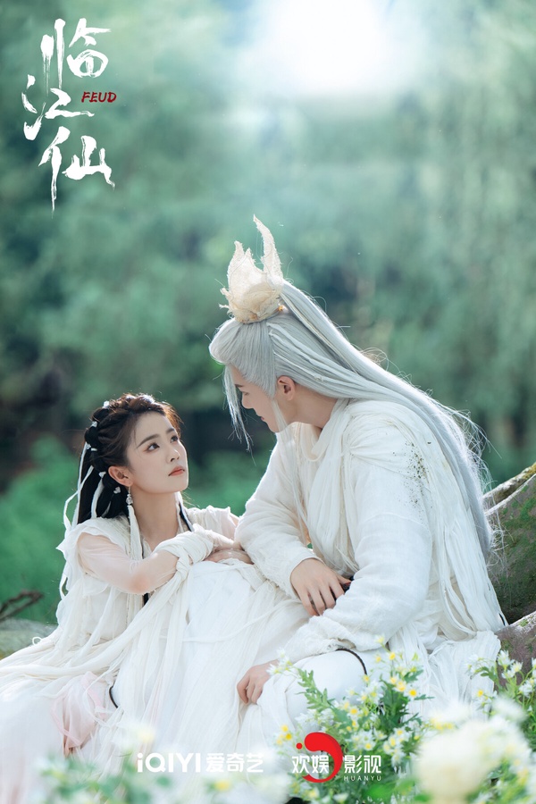 《臨江仙》是虐戀仙俠劇，對打《長安的荔枝》、《七根心簡》，熱度是三部中最高的。不過《臨江仙》開播後評價不是很好，大家都在吐槽妝造。白鹿的造型沒有《長月燼明》那麼美，開篇曾舜晞的白髮造型質感也不佳，兩人在其他部劇好看很多。劇情方面，《臨江仙》倒是有亮點。