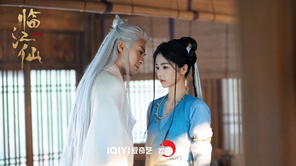 《臨江仙》是虐戀仙俠劇，對打《長安的荔枝》、《七根心簡》，熱度是三部中最高的。不過《臨江仙》開播後評價不是很好，大家都在吐槽妝造。白鹿的造型沒有《長月燼明》那麼美，開篇曾舜晞的白髮造型質感也不佳，兩人在其他部劇好看很多。劇情方面，《臨江仙》倒是有亮點。