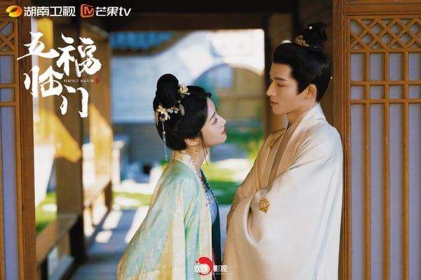 《五福臨門》是母親為女兒們謀求親事的喜劇，找來《墨雨雲間》王星越和《雲之羽》女二盧昱曉搭檔，劇情歡樂輕鬆。《五福臨門》一共有五對CP，各有不同的看點。王星越和盧昱曉這對被說是中國版《傲慢與偏見》，其他四對CP有女追男、有姊弟戀，也有先婚後愛，劇情點十足。