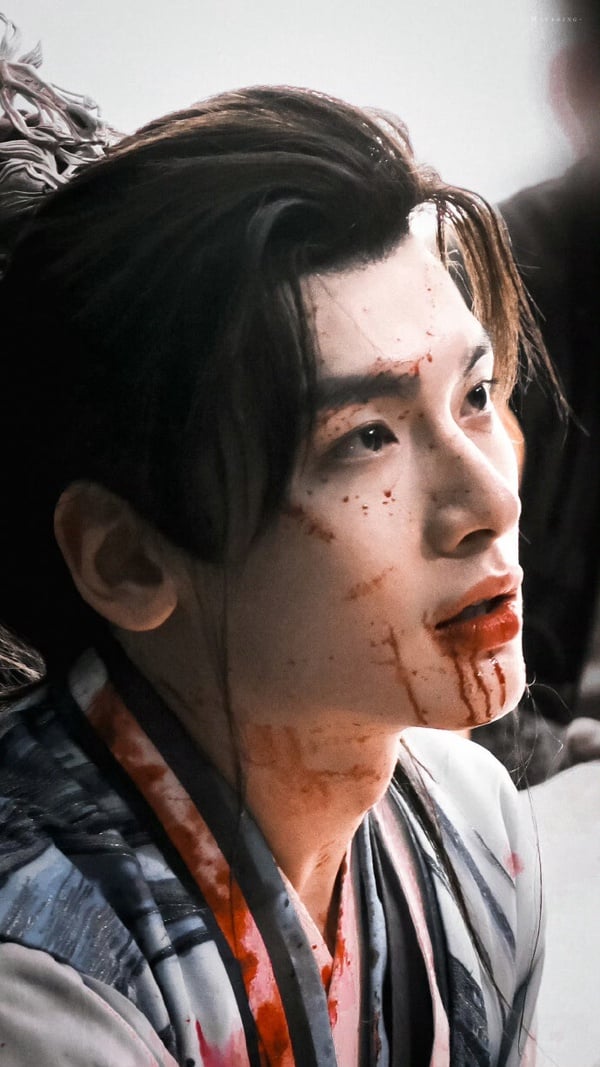 翟瀟聞在《淮水竹亭》飾演面具團核心成員楊一歎，這是個滿慘的角色，天生無法凝血，每次受傷後，只能隱忍強撐、獨自處理傷口，是個「易碎」的少年。