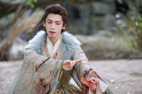 羅雲熙《長月燼明》澹台燼的「戰損妝」也是帥出天際！這也是個讓劇迷心疼的角色。澹台燼為五百年後的魔神原身，在五百年前凡間世界中，他是景國皇子，打小沒有情絲，不懂得感情，一出生就被視作不詳，初期在盛國為質子，遭受眾人虐待，一生都被命運玩弄。後來澹台燼遇見唯一對他好的黎蘇蘇，愛上了就是義無反顧。