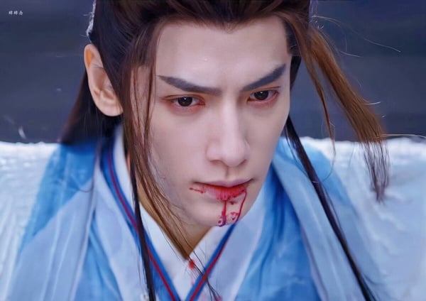 羅雲熙《長月燼明》澹台燼的「戰損妝」也是帥出天際！這也是個讓劇迷心疼的角色。澹台燼為五百年後的魔神原身，在五百年前凡間世界中，他是景國皇子，打小沒有情絲，不懂得感情，一出生就被視作不詳，初期在盛國為質子，遭受眾人虐待，一生都被命運玩弄。後來澹台燼遇見唯一對他好的黎蘇蘇，愛上了就是義無反顧。