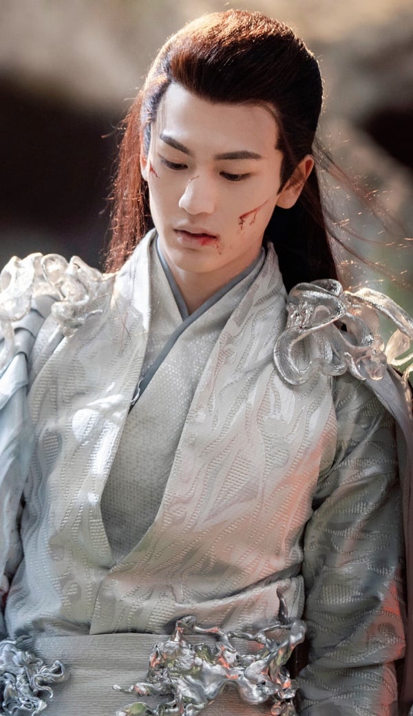 張凌赫在《蒼蘭訣》的戰損造型很讓人男二，他飾演的長珩是水雲天的戰神，容貌俊美、心懷天下，為水雲天眾多女仙子的愛慕對象。小蘭花曾經救下受傷的長珩，長珩因此暗戀小蘭花，但雲中君不允許他有其他男女之情，所以長珩只能把愛藏在心中，兩人從此錯過。