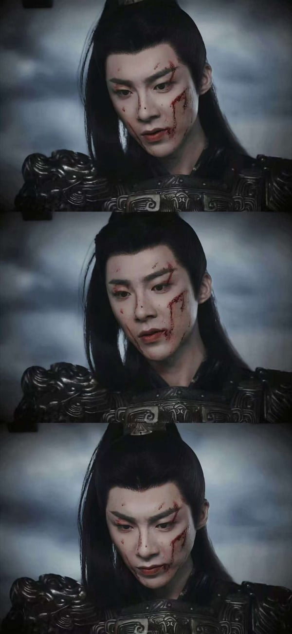 劉宇寧在《折腰》、《一念關山》都有戰損造型。在《折腰》劉宇寧飾演亂世梟雄魏劭。劇中魏劭有不少戰場登戰的畫面，不同於其他男星戰損妝大多破碎感滿滿，劉宇寧戰損妝壓迫感十足啊！就算一臉鮮血，都難掩霸氣。