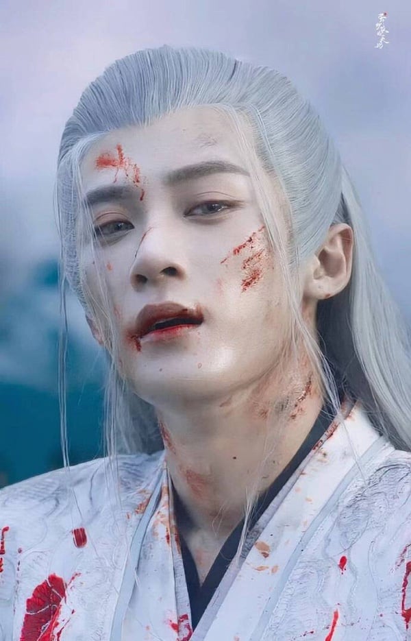 檀健次在《長相思》的戰損妝很帥，但是虐炸啊！他飾演的相柳結局真的太慘，相柳從小無人可依，被困在鬥獸場，日復一日的爭鬥，只為活命。從鬥獸場逃出來以後，被義父洪江所救。從此，他成了辰榮義軍軍師，總是一席白衣在戰場上吸引敵人火力。