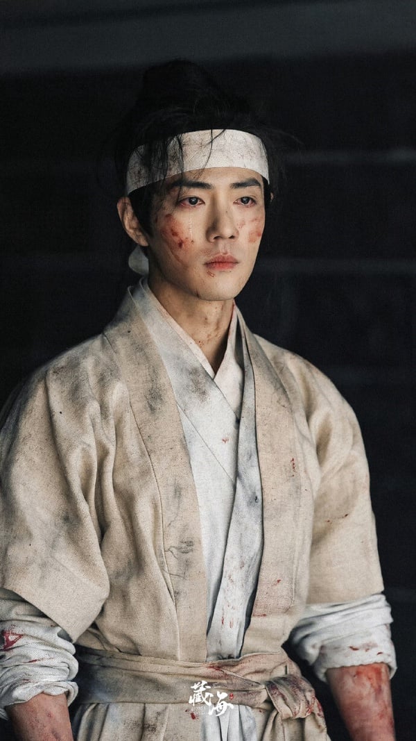 還記得肖戰在《陳情令》的戰損妝嗎？這次肖戰在《藏海傳》也有充滿破碎感的戰損造型，劇中，藏海被褚懷明設計要殉葬，正當大家都以為藏海必死無疑的時候，藏海出乎意料活著從陵墓裡走了出來。