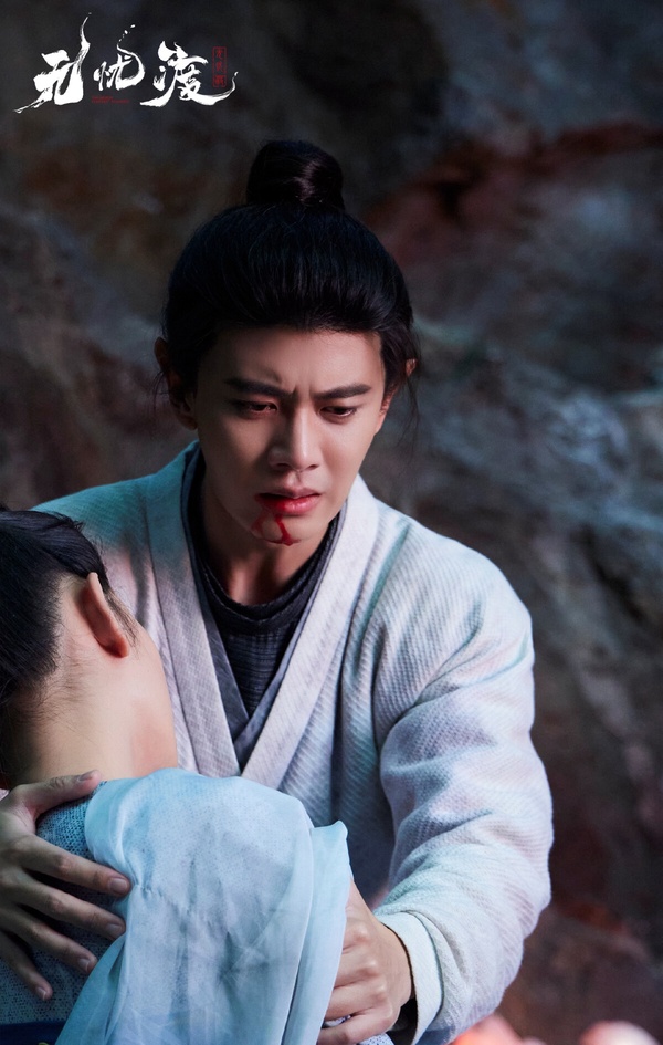 任嘉倫今年推出的《無憂渡》是部古裝志怪劇，他飾演的久宣夜是個捉妖師，表面高冷又毒舌，卻背負著滅門慘痛。渡人渡妖是宣夜的使命，但只要使用武器捉妖，就會被反噬。儘管如此，宣夜依然選擇匡扶正義，一直默默為百姓降妖。