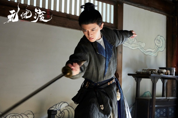 任嘉倫今年推出的《無憂渡》是部古裝志怪劇，他飾演的久宣夜是個捉妖師，表面高冷又毒舌，卻背負著滅門慘痛。渡人渡妖是宣夜的使命，但只要使用武器捉妖，就會被反噬。儘管如此，宣夜依然選擇匡扶正義，一直默默為百姓降妖。